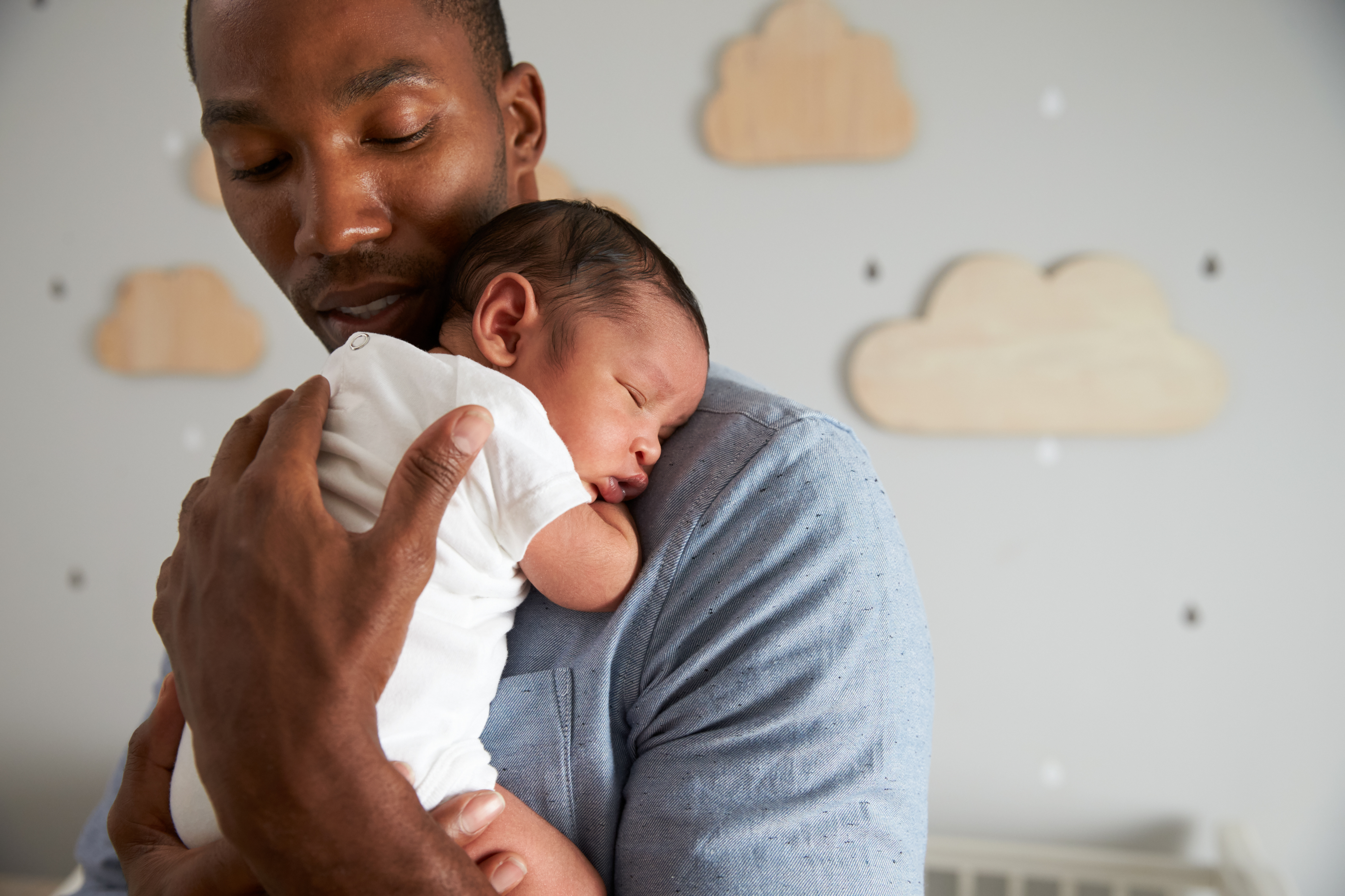 Черный папа черный сын. Отец в жизни ребенка. Папа держит ребенка. Родители держат ребенка на руках. Отец с новорожденным ребенком.